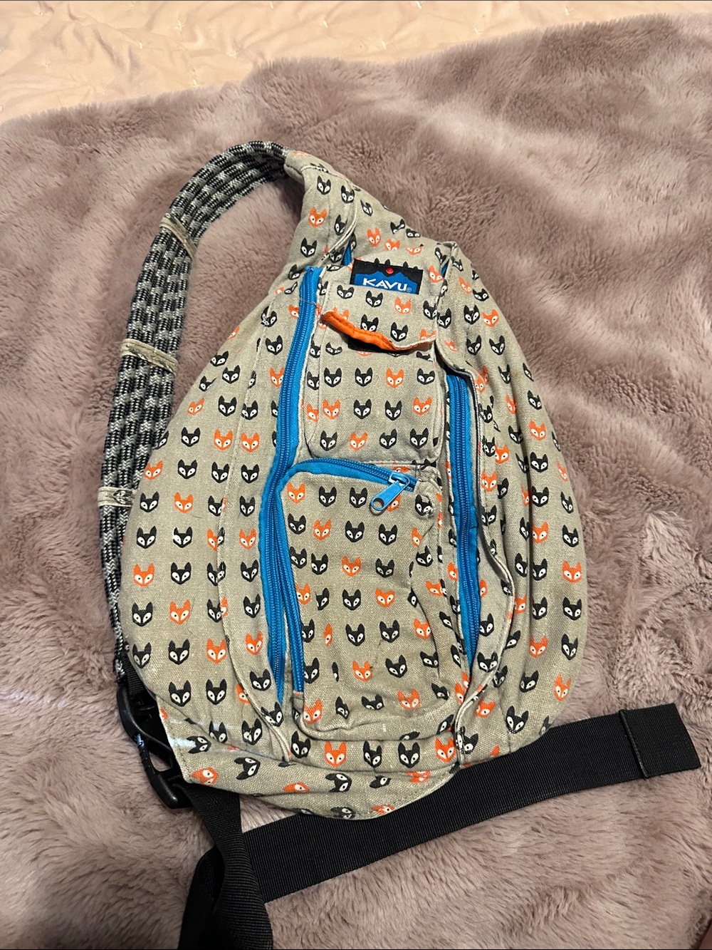 Kavu Beige Fox-Print Sling Bag with Blue Zippers